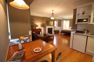 Η κουζίνα ή μικρή κουζίνα στο Marysville Garden Cottages