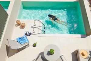 Bazén v ubytování Cavo Delea Villas & Suites nebo v jeho okolí