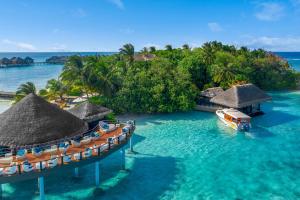 une île dans l'océan avec un bateau dans l'eau dans l'établissement Adaaran Prestige Vadoo - Adults Only Premium All Inclusive with Free Transfers, à Atoll Malé Sud