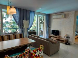 un salon avec un canapé et une table dans l'établissement Atlantis Condo Resort Атлантис кондо резорт, à Jomtien Beach