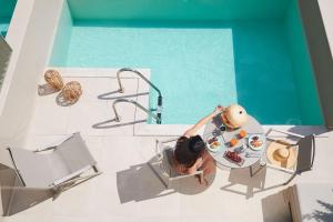 Bazén v ubytování Cavo Delea Villas & Suites nebo v jeho okolí