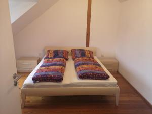 2 Kissen auf einem Bett in einem Zimmer in der Unterkunft Haus Fleur in Neustadt an der Weinstraße