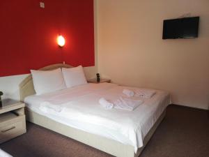 Un pat sau paturi într-o cameră la Rooms Lisičić