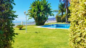um quintal com piscina e oceano em Villa Los Lomos em El Paso