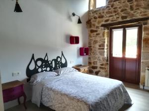 A bed or beds in a room at Caserio en Elorrio Még 16 kép
