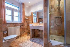 Koupelna v ubytování Hotel Ratskeller Schwarzenberg + 37 fotografií
