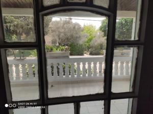 een uitzicht door een raam van een wit hek bij Mul Hayar in Bethlehem (Galilea)