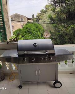een grill op een tafel op een patio bij Mul Hayar in Bethlehem (Galilea)