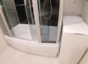 un bagno con doccia e WC di Liburana Apartment a Fiume (Rijeka) Altre 62 foto