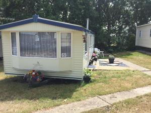 Zahrada ubytování THE VAN Thorness bay holiday park,Thorness cowes po31 8NJ