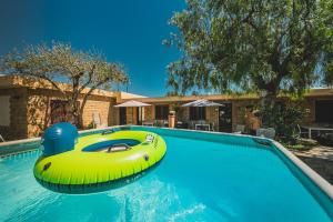 切法卢卡拉格兰德住宿公寓式酒店的游泳池里黄色的充气木筏