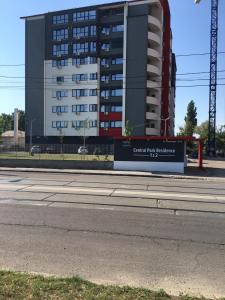 un gran edificio con un cartel en el lateral de una calle en Sweet Luxury - CentralPark, en Galaţi