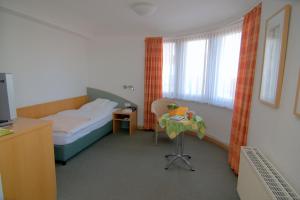 Ein Bett oder Betten in einem Zimmer der Unterkunft Gästehaus Germania