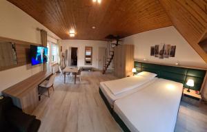 Habitación grande con cama grande y escritorio. en Ferienwohnung-32609 W4, en Hüllhorst