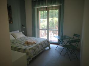 A bed or beds in a room at Il Giardino di Anna - Charming rooms in Cagliari