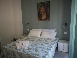 A bed or beds in a room at Il Giardino di Anna - Charming rooms in Cagliari