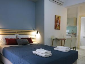 A bed or beds in a room at Halepa Apartments
