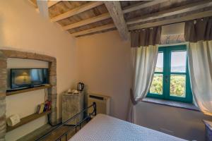 Телевизор и/или развлекательный центр в Country Relais La Mortella