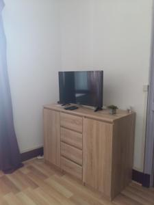 een tv op een houten kast bij Quai de l ' Arnette in Mazamet