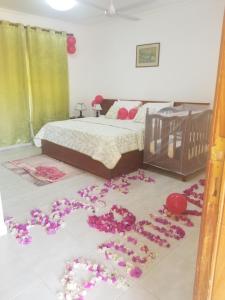 - une chambre avec un lit et des fleurs à l'étage dans l'établissement Charlestina Beach Resort, à Ampeni