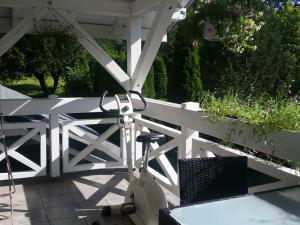 Biały domek tesisinde bir balkon veya teras