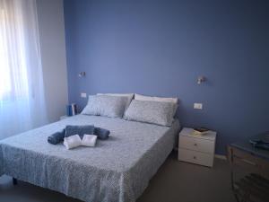 A bed or beds in a room at Il Giardino di Anna - Charming rooms in Cagliari