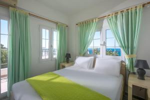 フェルマにあるElena's Beach Garden by Estiaのベッドルーム1室(緑色のカーテンと窓付きのベッド1台付)