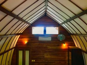 ein kleines Zimmer mit einem Fenster in einem Haus in der Unterkunft Cotton Tree Cottages in Gili Trawangan