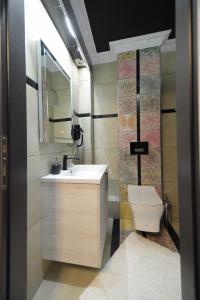 Ett badrum på Pietra Mare Suites