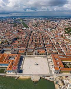 una vista aérea de una gran ciudad con edificios en Hostel Crespo en Lisboa