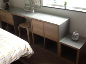 einen Schreibtisch in einem Schlafzimmer mit einem Bett und einem Schreibtisch mit einem Stuhl in der Unterkunft Barton Gate Farm B&B in Bude