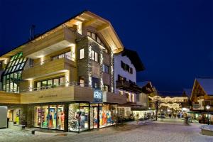 un bâtiment dans une rue la nuit dans l'établissement PETE - Alpine Boutique Hotel, à Sankt Anton am Arlberg