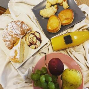 a table topped with a plate of bread and grapes at B&B Antico Telaio in Santa Maria Navarrese