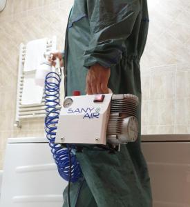 un hombre está sosteniendo un compresor de aire samsung en Grand Hotel Pavone, en Cassino
