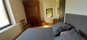 a bedroom with a bed and a window at Gite de l'Archipel - Ville de Cahors - Parking in Cahors