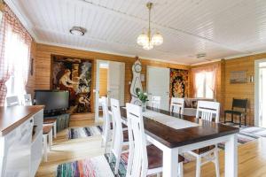 una sala da pranzo con un tavolo e sedie bianche di Akselin Lomatupa a Kauhajoki