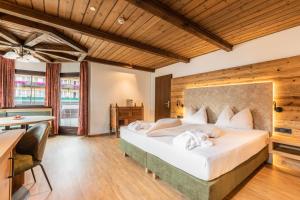 Ein Bett oder Betten in einem Zimmer der Unterkunft Alpenlove - Adult SPA Hotel