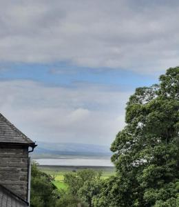 una casa con vistas al agua en Estuary View, en Machynlleth