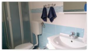 シャッカにあるCasa Giavadaのバスルーム(トイレ、洗面台付)