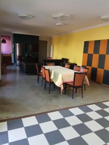 - une salle à manger avec une table et des chaises dans l'établissement spacieuse maison urbaine proche du centre ville, à Béthune