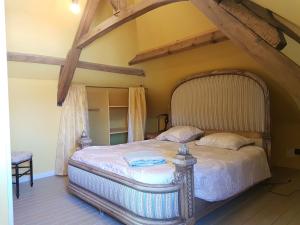a bedroom with a large bed in a room at spacieuse maison urbaine proche du centre ville in Béthune
