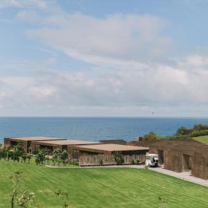 a renderización de un edificio con el océano en el fondo en Santa Barbara Eco-Beach Resort, en Ribeira Grande