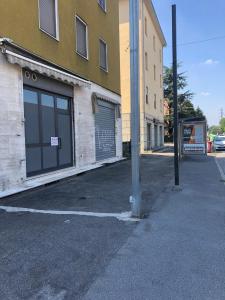 un aparcamiento vacío frente a un edificio en Monolocale arredato con una camera, en Parma