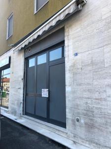 un edificio con una puerta de garaje con un cartel. en Monolocale arredato con una camera, en Parma
