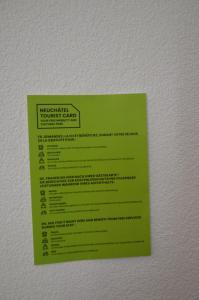 ein grünes Stück Papier an der Wand in der Unterkunft Appartements Vacances Saars 33 in Neuenburg