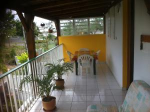 A balcony or terrace at Bercé Par Le COCOTIER Meublé 2 chambres