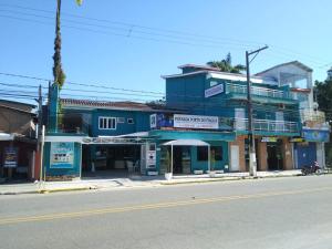 a blue building on the side of a street at Pousada Porto do Itagua in Ubatuba