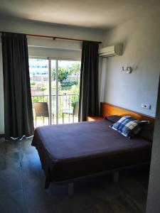 Una cama o camas en una habitación de Hostal Villa Catí