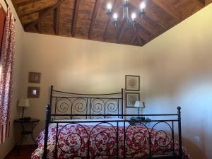 1 dormitorio con cama y techo de madera en Villas Las Cercas, en El Paso