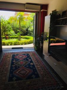 カターニアにあるSandel homeの敷物の開いたドア